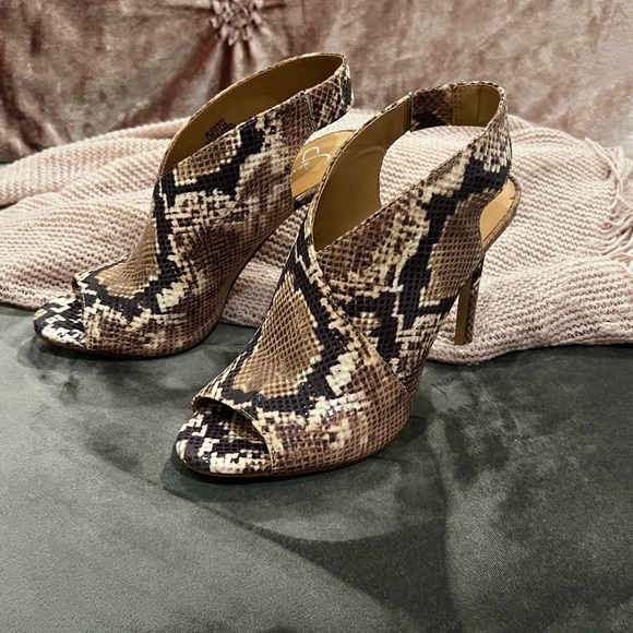 Jessica Simpson Shoes - Jessica Simpson Collection | Totally Taupe Snake Jourie II Sandal - Women